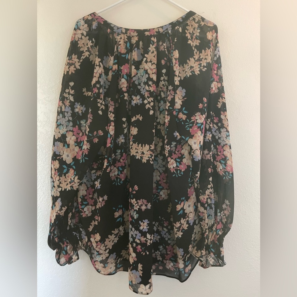 Bundle 4 for $20 Flowy floral blouse with V neck and Bishop sleeves 🌸 XL - Picture 3 of 8